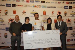El campeón con patrocinadores y representantes públicos