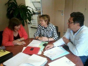 Gladys Acuña, Francisca Luengo y un técnico municipal, en la reunión en la sede de la Viceconsejería de Industria.