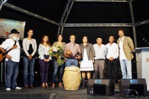 Tito Alemán, con familiares, artesanos y representantes públicos.