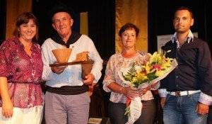 El homenajeado junto a la alcaldesa, su mujer y el concejal Jonatan Lemes. (1000x585)