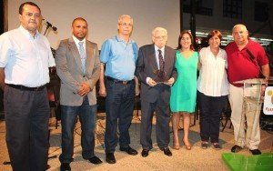Representantes del Ayto. de Yaiza y la directora de Promoción Turística del Gobierno canario con la familia Padrón web