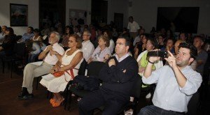 El público llenó el salón de la Casa de la Cultura de Yaiza (1000x551)