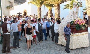 El pueblo se integra en el ambiente festivo del fin de semana participando activamente en los actos religiosos y culturales.