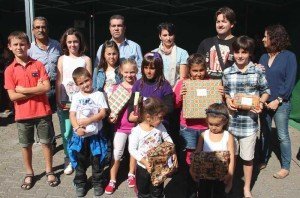 El programa de actividades finaliza con una animada fiesta lúdica en Playa Blanca. El Ayuntamiento premia a los niños ganadores del concurso de relato y dibujo.