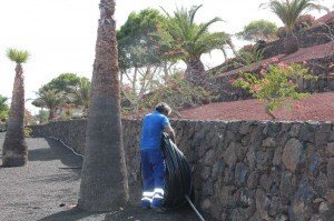 El sistema dispuesto en El Piñero supone ahorro en la factura del agua. La Institución coloca además pasamanos en Playa Blanca.
