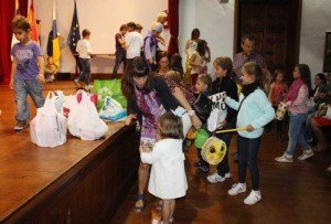 Los asistentes donaron alimentos no perecederos