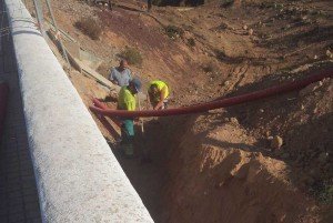 La Administración instala una tubería de 85 metros de longitud para permitir que el colector de la zona evacue rápidamente el agua lluvia. 