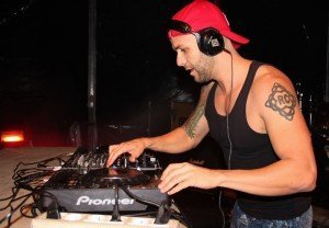 El afamado Dj. Ray Castellano pinchó en el concierto sureño (1000x694)