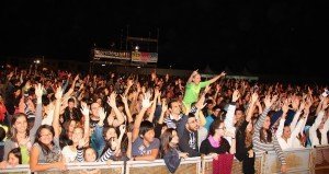 El público abarrotó la explanada de la Estación de Guguas de Playa Blanca