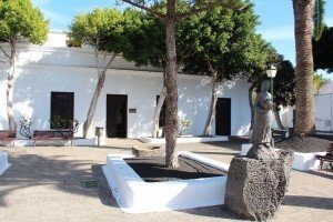 Las ayudas benefician a cincuenta y cuatro jóvenes del municipio que adelantan estudios dentro y fuera de la Isla.