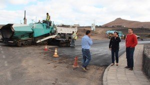 El Ayuntamiento acomete 2.374 metros cuadrados de vías que siempre han sido de tierra. 