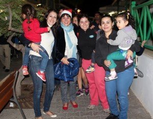 La alcaldesa y un grupo de vecinas en la fiesta de Navidad (1000x777)