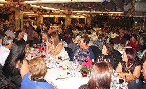La tercera edad disfrutó de la cena de fin de año. 