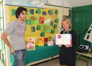 Las tarjetas están expuestas en el colegio web