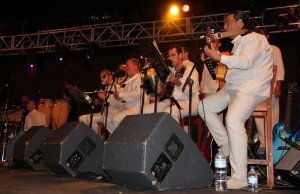 Las actuaciones de Raíces y El Geito, la III Carrera Solidaria y la fiesta para niños concentran la atención del núcleo turístico los últimos días de 2013.