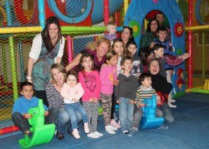 Algunas de las familias beneficiarias y voluntarios de la Asociación web