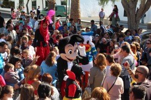 La plaza estuvo a tope disfrutando con personajes infantiles