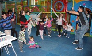 Niños y jóvenes se reúnen los fines de semana y pasan un rato muy divertido