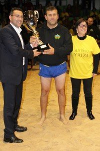 Carlos Bravo recibió el trofeo de subcampeones