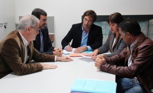 El Cabildo se compromete a atender varias demandas del Ayuntamiento de Yaiza, entre ellas, la habilitación de un Centro Cívico en Femés; el acondicionamiento de los caminos del pueblo de La Degollada; a dar prioridad a la rotonda de Uga-La Geria y a ejecutar actuaciones en Los Hervideros. Yaiza también solicita un proyecto de reconversión energética en dependencias municipales y la cofinanciación de un pabellón de usos múltiples semi cubierto en Playa Blanca, entre otras iniciativas.