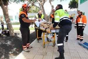 Servicios de seguridad y emergencia municipales y entidades colaboradoras realizan un nuevo simulacro en el CEIP Yaiza. 