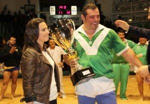 Mario Franquiz alza el trofeo de campeón