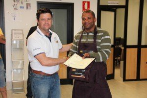 Rafael Tavío entregando diploma