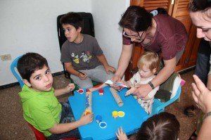 Niños de distintas edades se relacionan y aprenden.