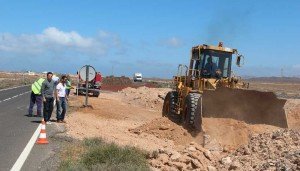 El Ayuntamiento de Yaiza ejecuta las obras en 650 metros de longitud con el apoyo de maquinaria del Cabildo de Lanzarote.