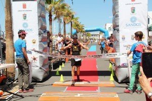 El atleta cántabro afincado en la Isla gana por tercer año consecutivo la prueba reina de la Ultratrail Lanzarote dominando los 84 kilómetros de recorrido. 