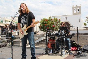 Slyguitar Band animó la feria con versiones de rockeras.