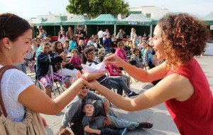 La narradora Cristina Temprano hizo que peques y adultos se integraran a sus historias.
