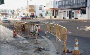 Los trabajos de ampliación de aceras ahora se ejecutan en la Avenida Papagayo del núcleo turístico.