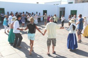 La Agrupación Folklórica Rubicón compartió su actuación con los alumnos. del curso. 