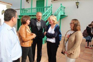 Representantes del Ayuntamiento, el cónsul de Alemania y profesores. 
