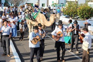 Vecinos y visitantes participan de una romería cargada de fe y rica en recuerdos y anécdotas. El público ovaciona de pie al versador Yeray Rodríguez en la Noche de Baile y Parrandas.