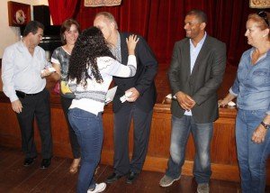 Estudinates y profesores recibieron diploma. 