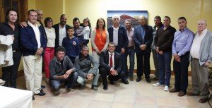 Responsables del Ayuntamiento con el pregonero y camelleros de Uga.