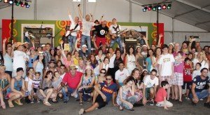 La banda premia con buen rock la acogida del pueblo. Uga vive intensamente los últimos actos  festivos y prepara el jueves 15 de mayo, Día Grande de San Isidro Labrador. 