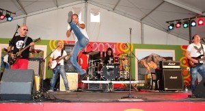 Los Salvapantallas en pleno show.