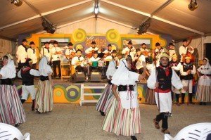 Presente el folklore canario.