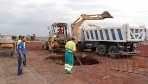 Trabajos de construcción de la base ne la rotonda de entrada a Playa Blanca.