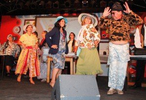 El pueblo participa activamente de la organización y de actuaciones como la puesta en escena ‘Galerías Femes’, ovacionada por el público asistente. 