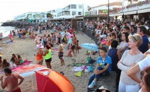 Cientos de personas en las proximidades de la playa de toda la vida. 