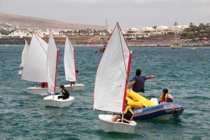 Los niños nacegando en los optimist.