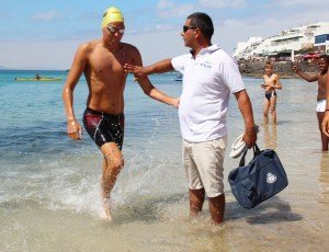 El ganador a su llegada a la playa pequeña del pueblo.