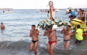 Cincuenta embarcaciones y cientos de personas participan del tributo marinero a la Santa Patrona del pueblo.