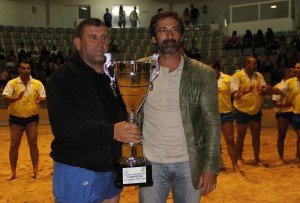 Carlos Bravo recibe el trofeo del presidente del Cabildo de Lanzarote, Pedro San Ginés.