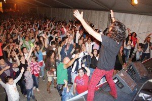 El público respondió de forma espectacular a más de cuatro horas de música en vivo.