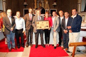 El pregonero con representantes públicos.